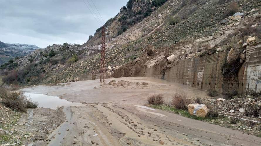  انهيار كبير للتربة يقطع الطريق الرئيسية التي تربط معاصر بيت الدين بالفوارة وبريح (صور)