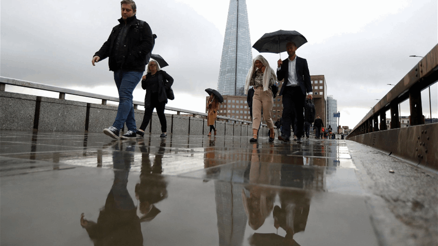 UK economy shows zero growth, narrowly avoiding recession