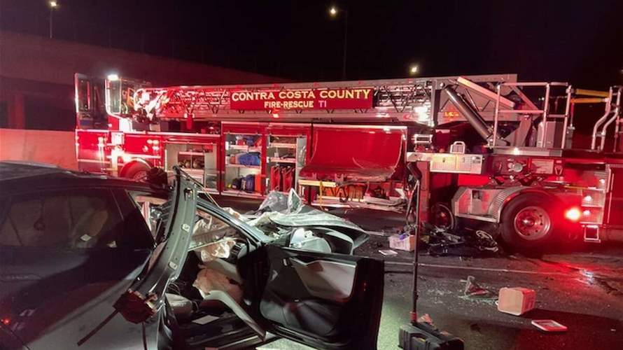 في كاليفورنيا... مقتل سائق سيارة "تسلا" إثر اصطدامها بشاحنة إطفاء