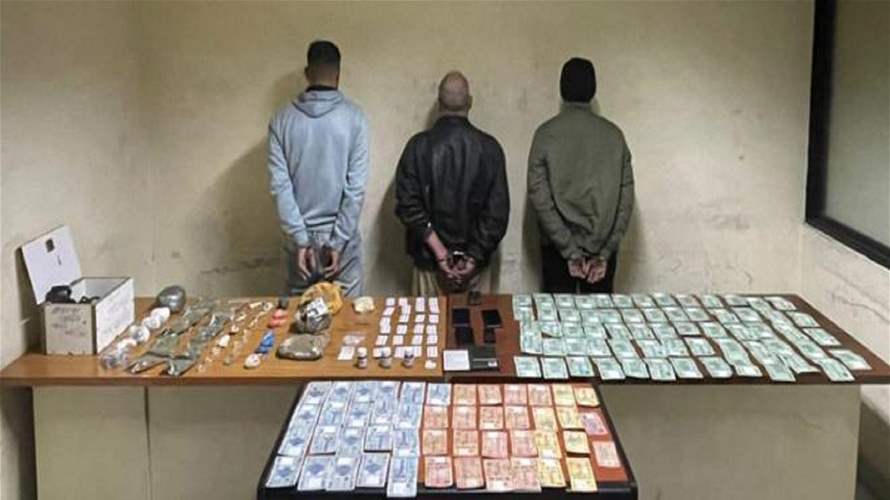 يقوم بتجارة وترويج المخدّرات من داخل منزله... وشعبة المعلومات توقفه مع اثنين من زبائنه