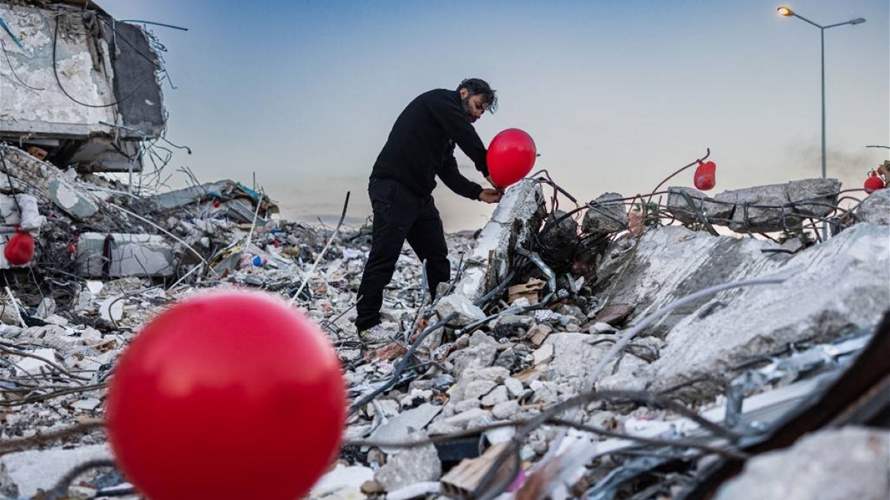 تكريماً للأطفال ضحايا الزلزال... بالونات حمر فوق أنقاض أنطاكية (فيديو)