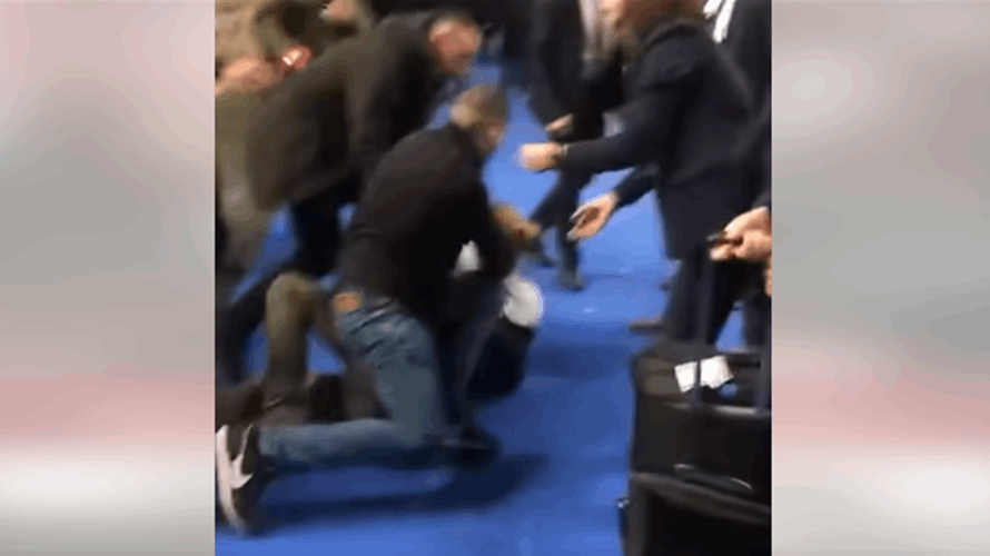 نشطاء بيئيون يهاجمون الرئيس ماكرون في باريس (فيديو)