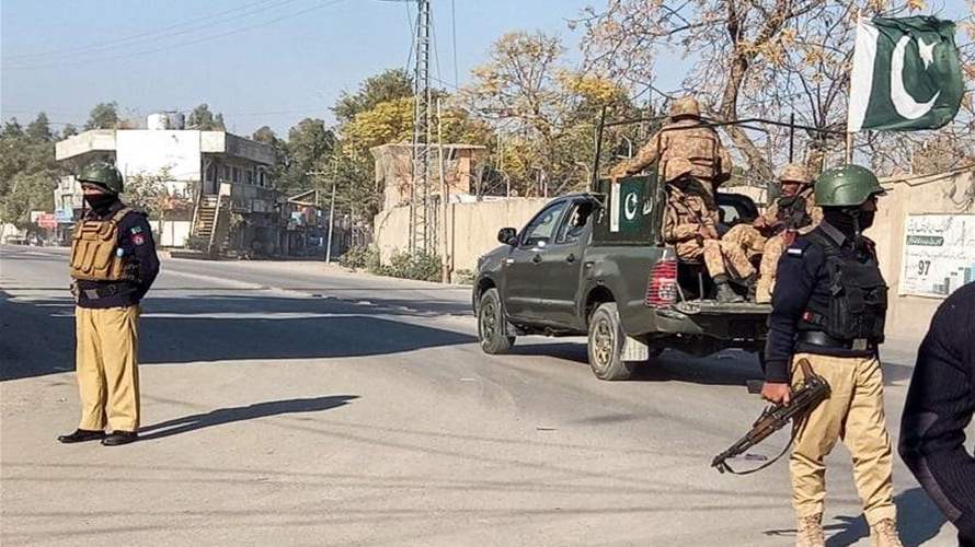 مقتل تسعة شرطيين على الأقل في هجوم إنتحاري إستهدف مركبتهم في باكستان