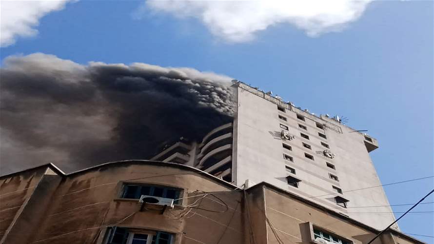 فوج اطفاء بيروت سيطر على الحريق الذي شبّ في برج كرم في منطقة الأشرفية - الرميل