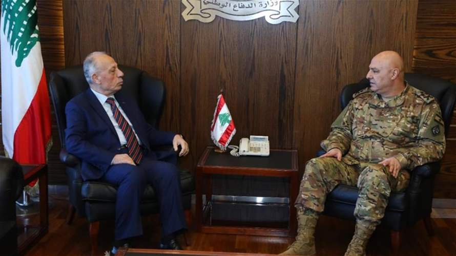 وزير الدفاع بحث مع قائد الجيش في أوضاع المؤسسة العسكرية