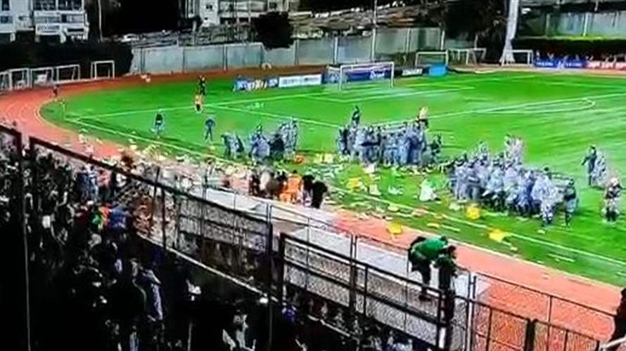 ملعب فؤاد شهاب في جونية تحول الى ساحة معركة... ماذا حصل خلال مباراة الانصار والعهد؟