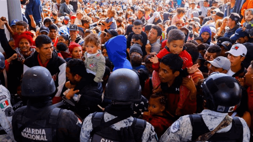 Hundreds of migrants try to force their way into US at Mexico border
