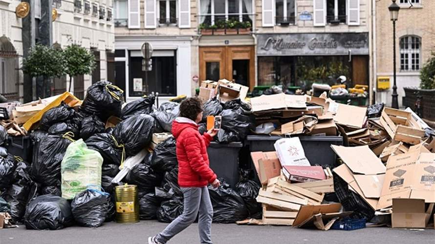 10 آلاف طن من القمامة في شوارع باريس جراء إضراب العمّال