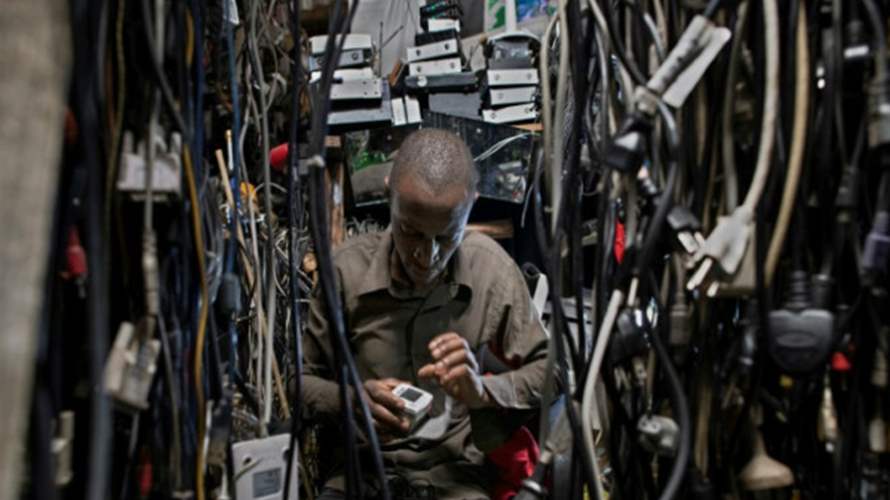 شابان كينيان يحوّلان نفايات القطاع الإلكتروني إلى أطراف اصطناعية آلية