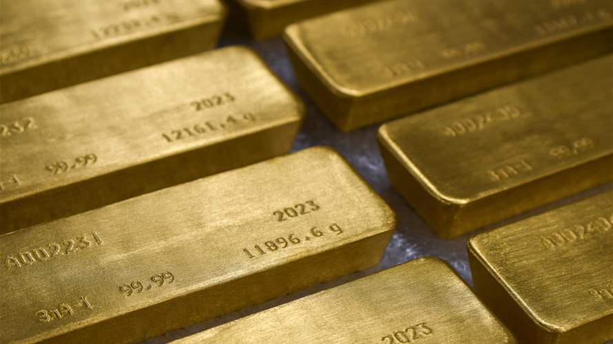 Gold slips 1% as equities gain, investors assess banking risks