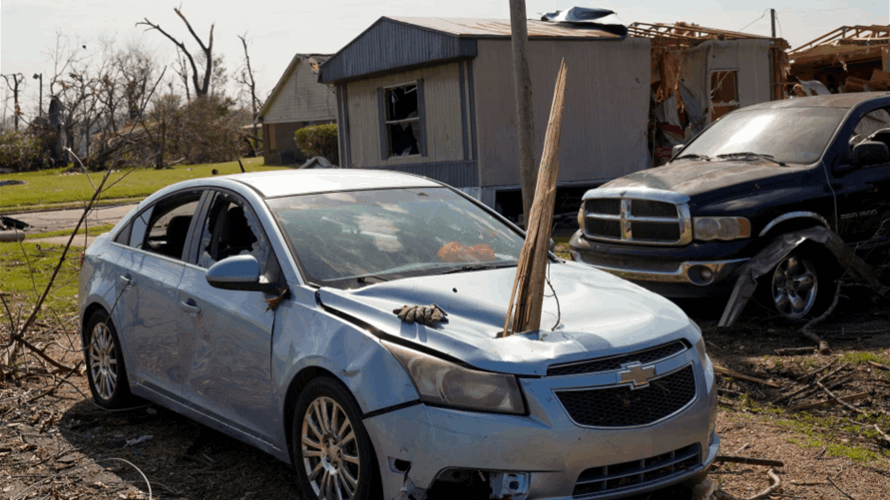 Tornado tears across Mississippi, more than two dozen dead