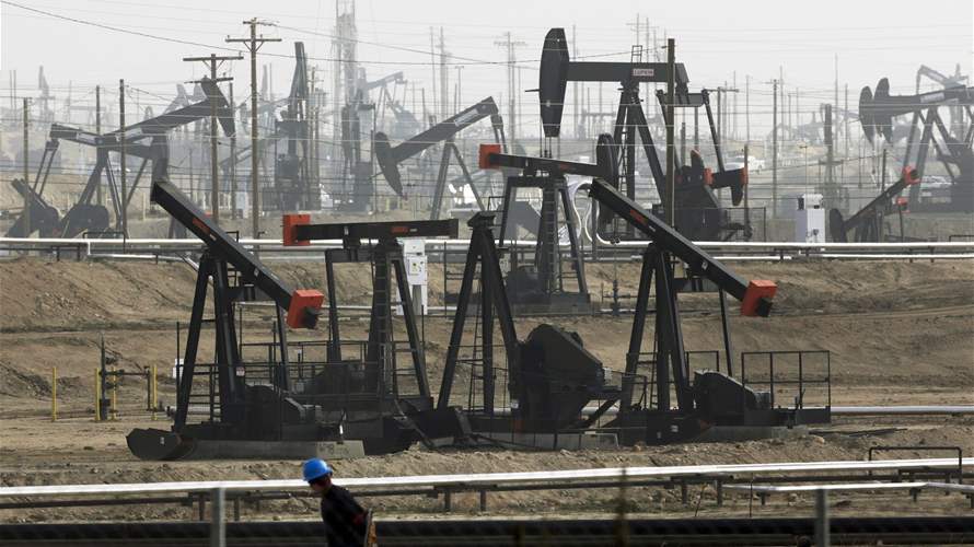 Oil extends gains on Kurdish supply risks, banking relief