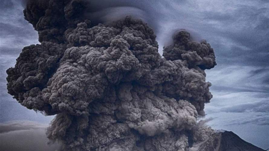بركان أناك كراكاتوا الإندونيسي يثور وينفث سحابة ضخمة من الرماد