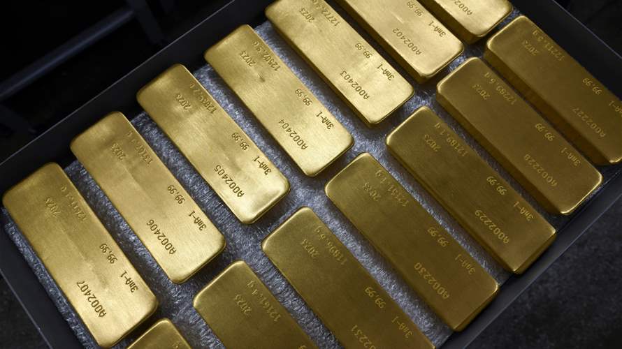 Gold reverses early losses as dollar retreats