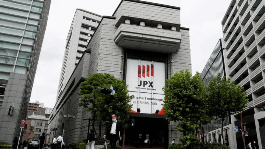 Stocks creep toward quarterly gain as bank fears subside