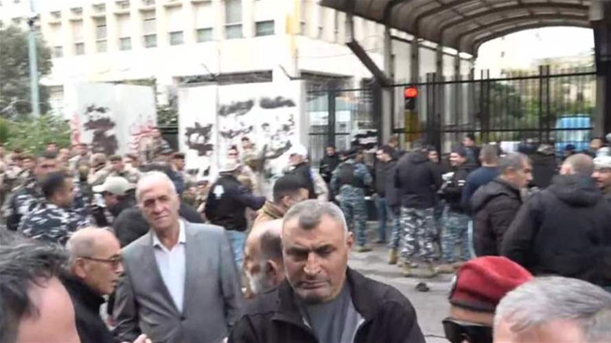 تحركات للعسكريين المتقاعدين وموظفي القطاع العام للمطالبة بتحسين أوضاعهم المعيشية