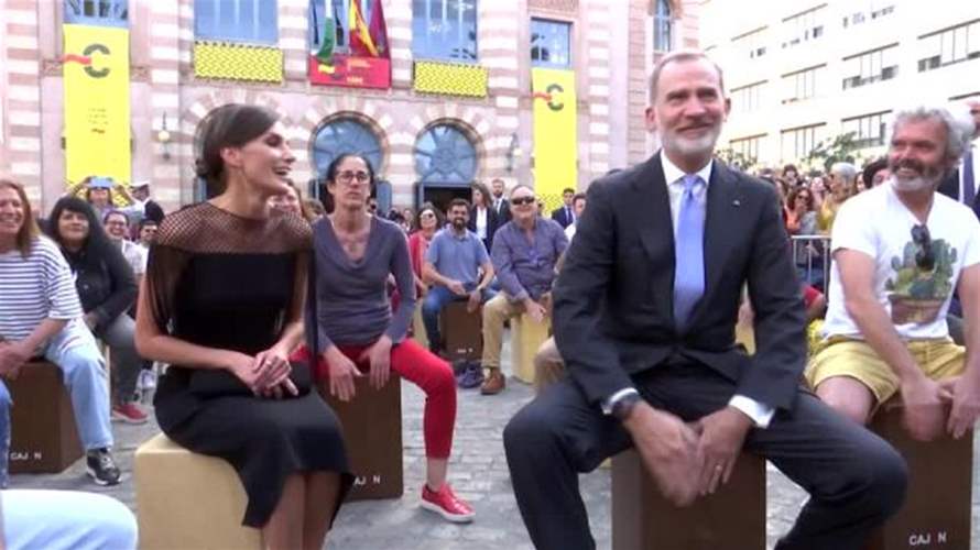 لإبهار زوجته... الملك الإسباني يعزف موسيقى الفلامنكو بين حشود شعبية (فيديو)