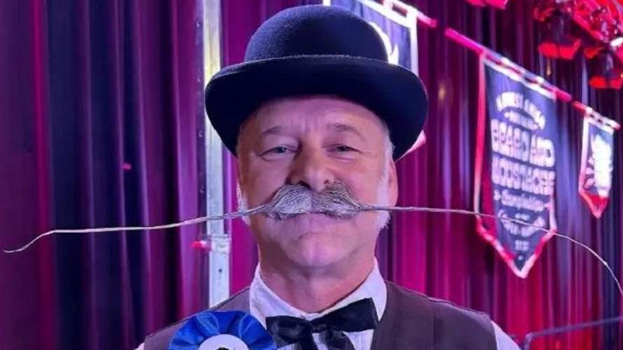 "صاحب أطول شارب"... رجل يحطم رقماً قياساً في غينيس بأغرب طريقة!
