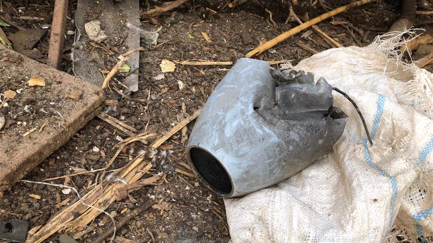 العثور على صاروخ غير منفجر بشكل كامل عند مدخل مخيم الرشيدي.. وأضرار مادية (صور)