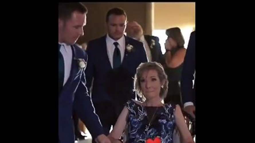 هل شاهدتم فيديو قيل أنه لسيلين ديون على كرسي متحرك في زفاف ابنها؟!