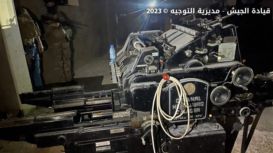 الجيش اللبناني: دهم منازل مطلوبين وضبط آلات لتزوير العملات في بلدة بريتال - البقاع (صور)