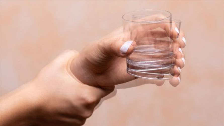 رعشة اليد عند التوتر... إليكم معلومات مهمة عن الأسباب وطرق السيطرة عليها!