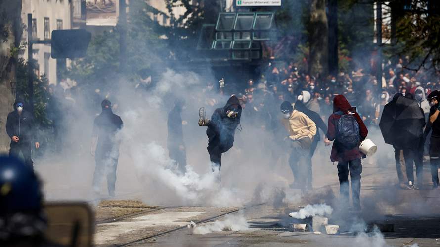 French police battle black-clad anarchists during May Day rallies