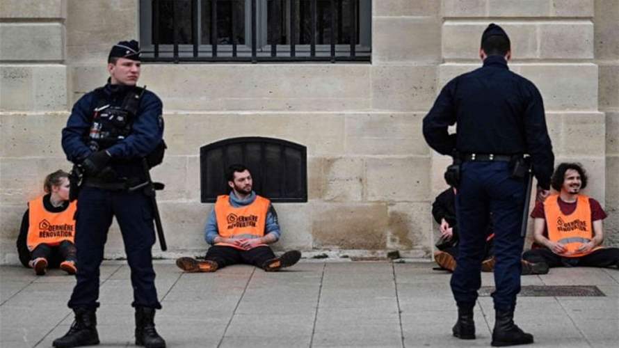 ناشطون بيئيون يرشون طلاءً على واجهة مؤسسة "لويس فويتون" وساحة فاندوم في باريس