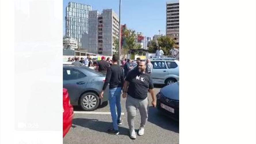 سائقون عموميون اعتصموا في مناطق عدة وقطعوا طرقا مناشدين تحقيق مطالبهم