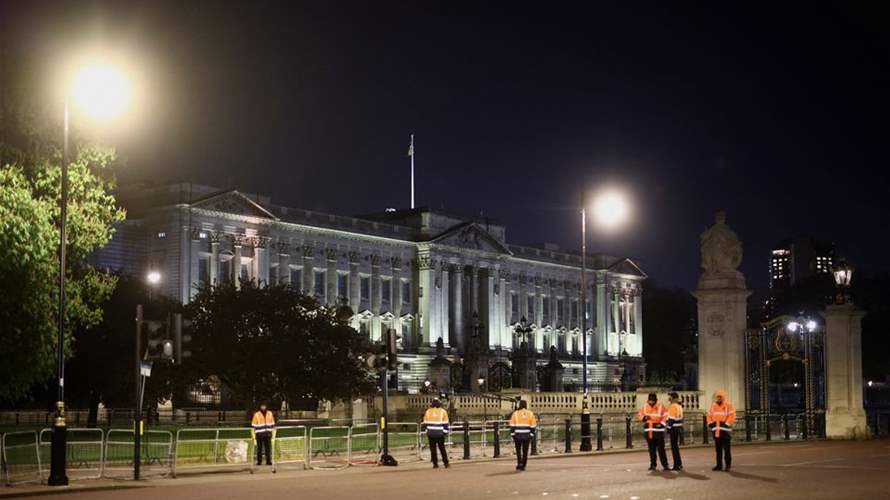 Man arrested outside Buckingham Palace, police conduct controlled explosion
