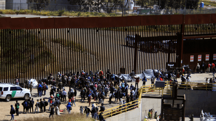 Hundreds of migrants amass near US-Mexico wall with COVID ban set to end