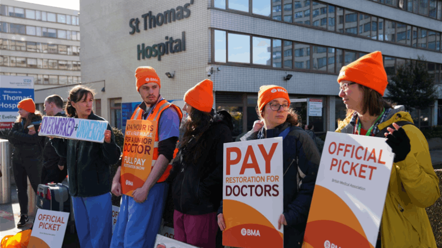 Senior doctors in England begin voting on strike action in pay dispute