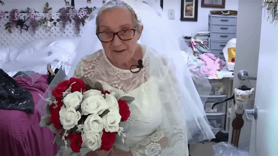تعبيراً عن حبها لنفسها... سبعينية تتزوج نفسها! (فيديو)