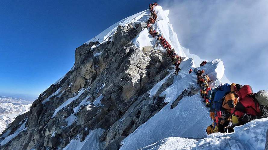 في إيفرست... وفاة متسلقة جبال هندية ومرشد نيبالي
