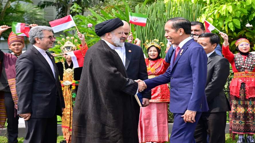 الرئيس الايراني يوقع اتفاقا تجاريا مع اندونيسيا خلال زيارة الى جاكرتا