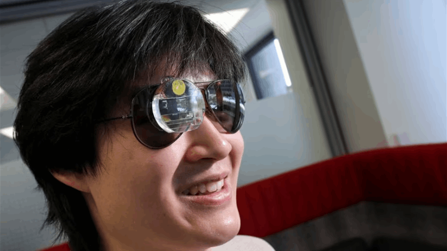 AI-powered monocle seeks to add sparkle to dull human chats