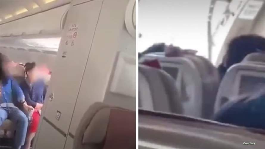 لحظات رعب... راكب يفتح باب الطائرة في الجو! (فيديو)
