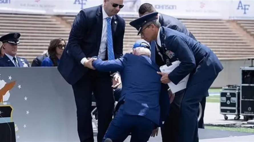 بالفيديو.. بايدن يتعثّر ويسقط أرضا خلال حفل تخرّج في أكاديمية عسكرية