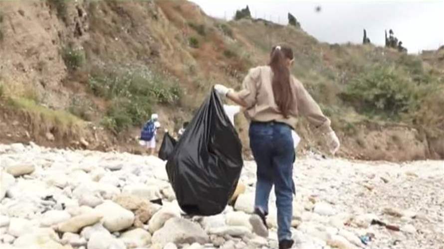 دواليب وصنوبر… هذا ما يمكن أن تجدوه على شواطئ لبنان