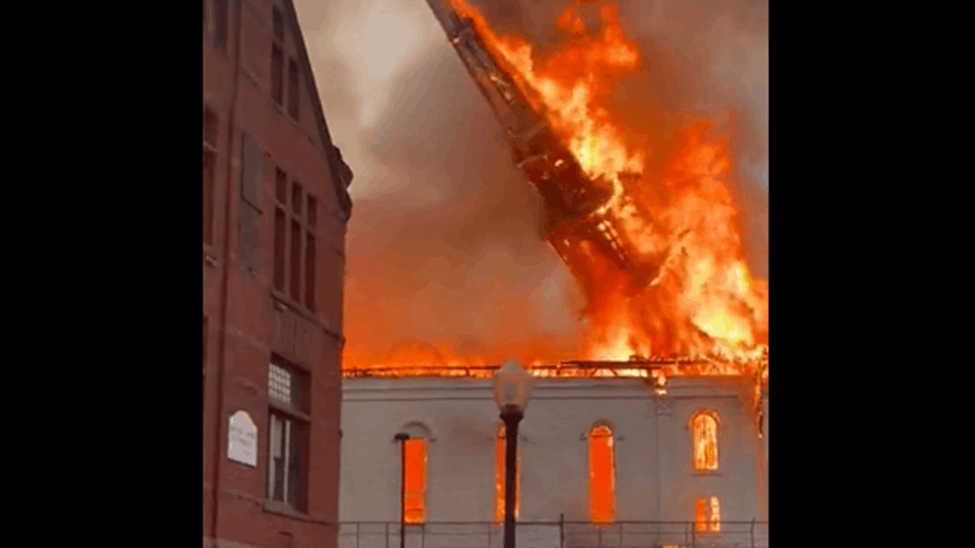 مشهد مرعب... حريق هائل في كنيسة أميركية عمرها 280 عامًا! (فيديو) 