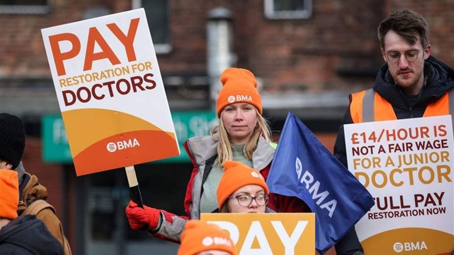 أطباء المستشفيات في إنكلترا ينظمون إضرابا لمدة خمسة أيام