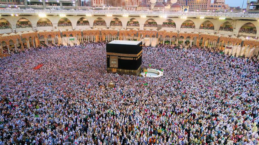 Huge crowds circle Kaaba as hajj begins in Saudi heat