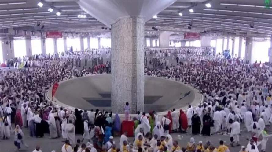 في اول ايام عيد الاضحى... الحجاج شرعوا في رمي الجمرات بمنطقة منى قرب مكة المكرمة 