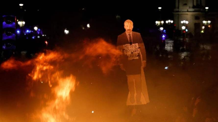 تزامناً مع إشعال النيران في الشوارع الباريسية... الرئيس الفرنسي يرقص على أنغام إلتون جون! (فيديو)