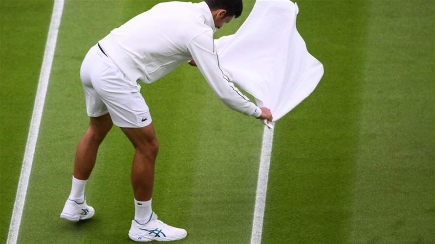 Djokovic dries Wimbledon court before wiping floor with opponent