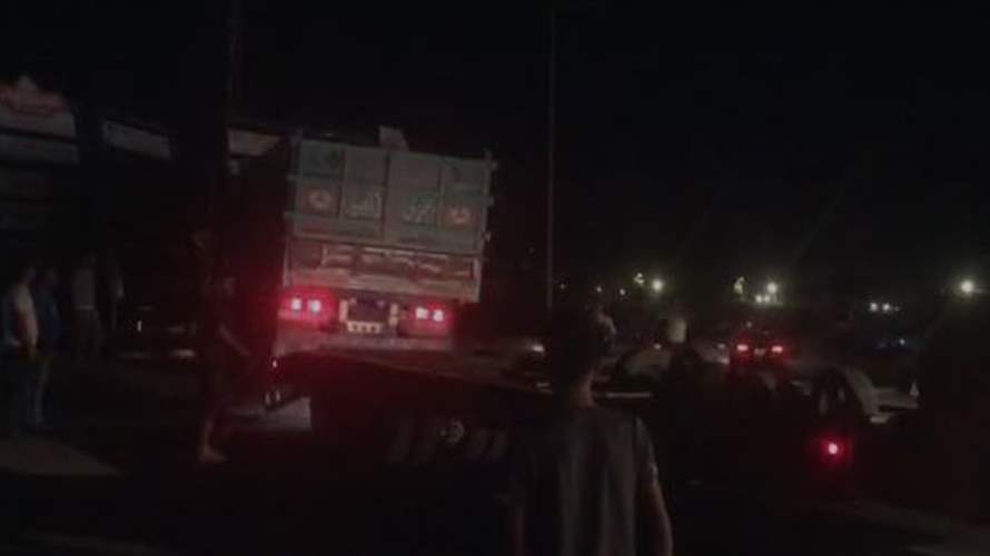 حالة حرجة و21 اصابة بعد اصطدام شاحنة بباص لنقل الركّاب على دوّار زحلة