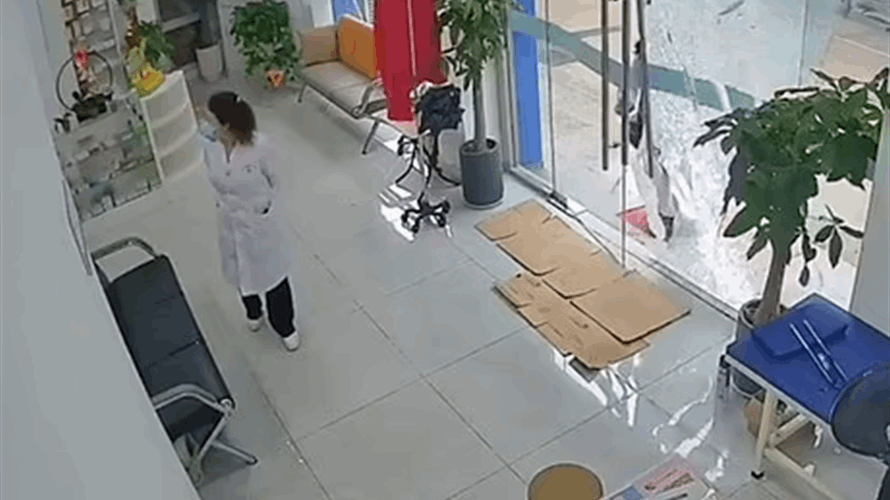 حاولت أن تفتح باب الصيدلية فانفجر بها وسقط جزء آخر منه على رأس طبيبة... لحظة "خرافية" وهذا ما حدث! (فيديو)   