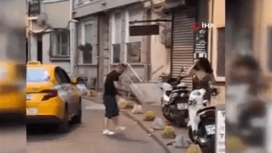 في تركيا... سائق أجرة اعتدى بالضرب على سائحة عربية وسرق أموالها وسط الشارع! (فيديو)