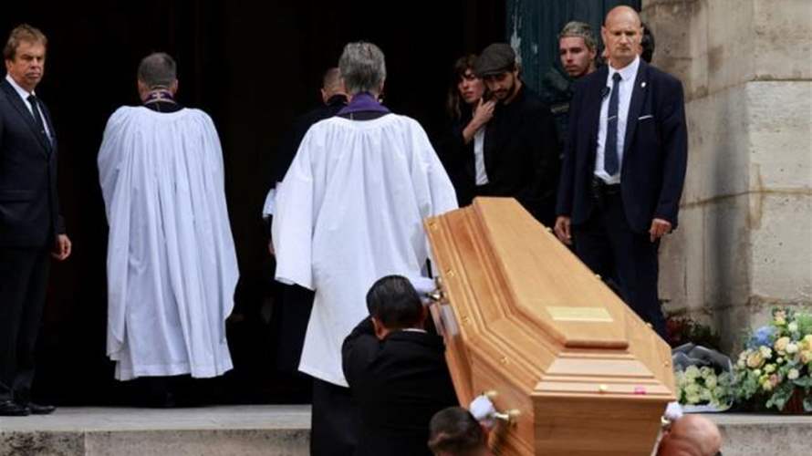 بريجيت ماكرون ونخبة من النجوم الفرنسيين في جنازة جين بيركين بباريس (صور)