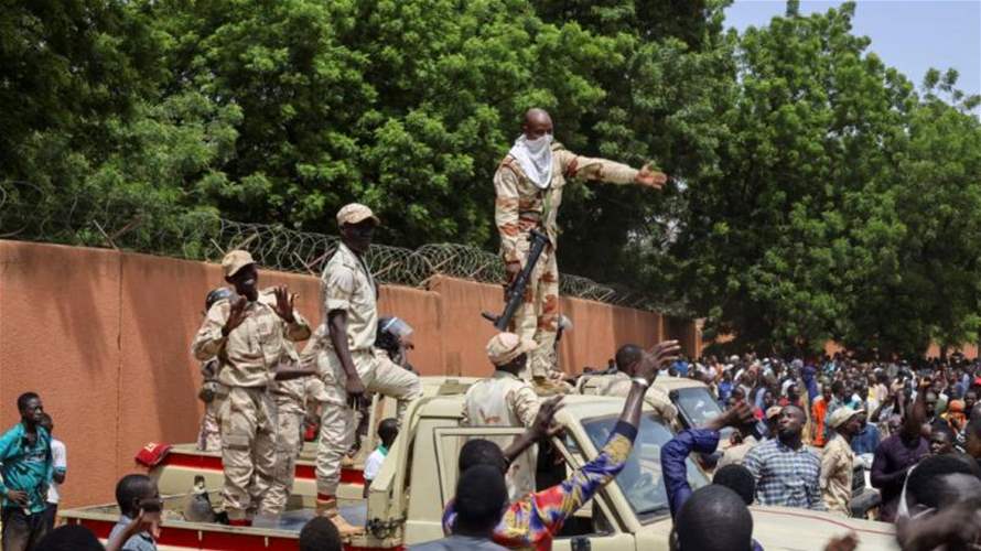 فرنسا تعلن انتهاء عملية إجلاء رعايا من النيجر بعد إعادة 1079 شخصا جوا